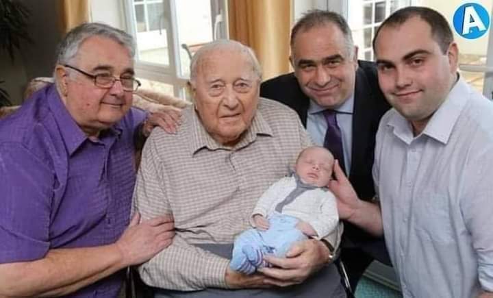 Ce nouveau-né est l'un des rares au monde à avoir eu la chance de prendre une photo avec son père, son grand-père, son arrière-grand-père et le grand-père de son grand-père !