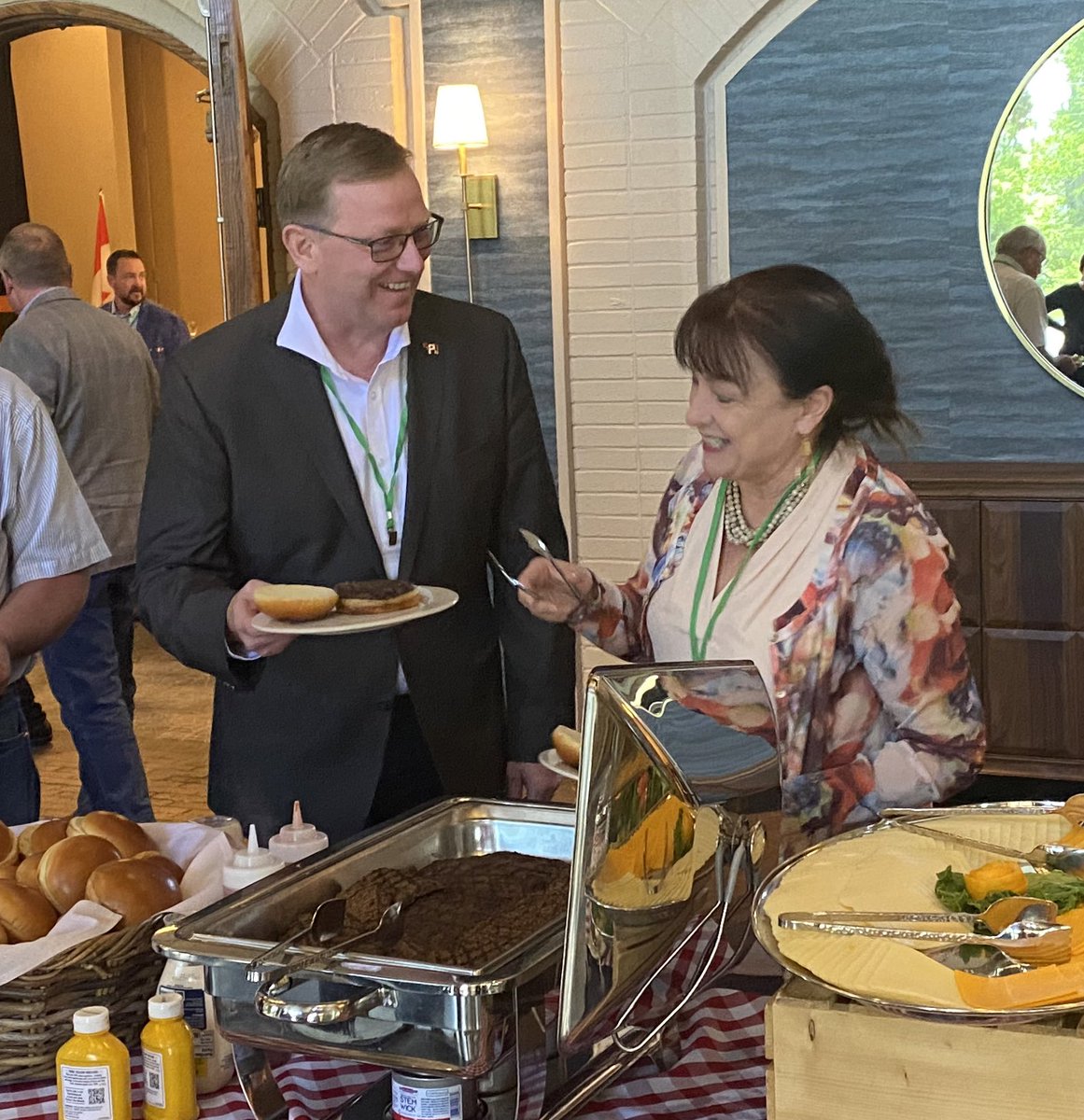 EvanBurt's tweet photo. Thanks to Manitoba Minister of Agriculture Derek Johnson & Iowa Senator Annette Sweeney for kicking off our Canada-US #buildaburger contest, featuring ingredients from both sides of the border! #agpartners #SARL2022 ๐จ๐ฆ๐บ๐ธ๐ https://t.co/s2305Cj3Ue