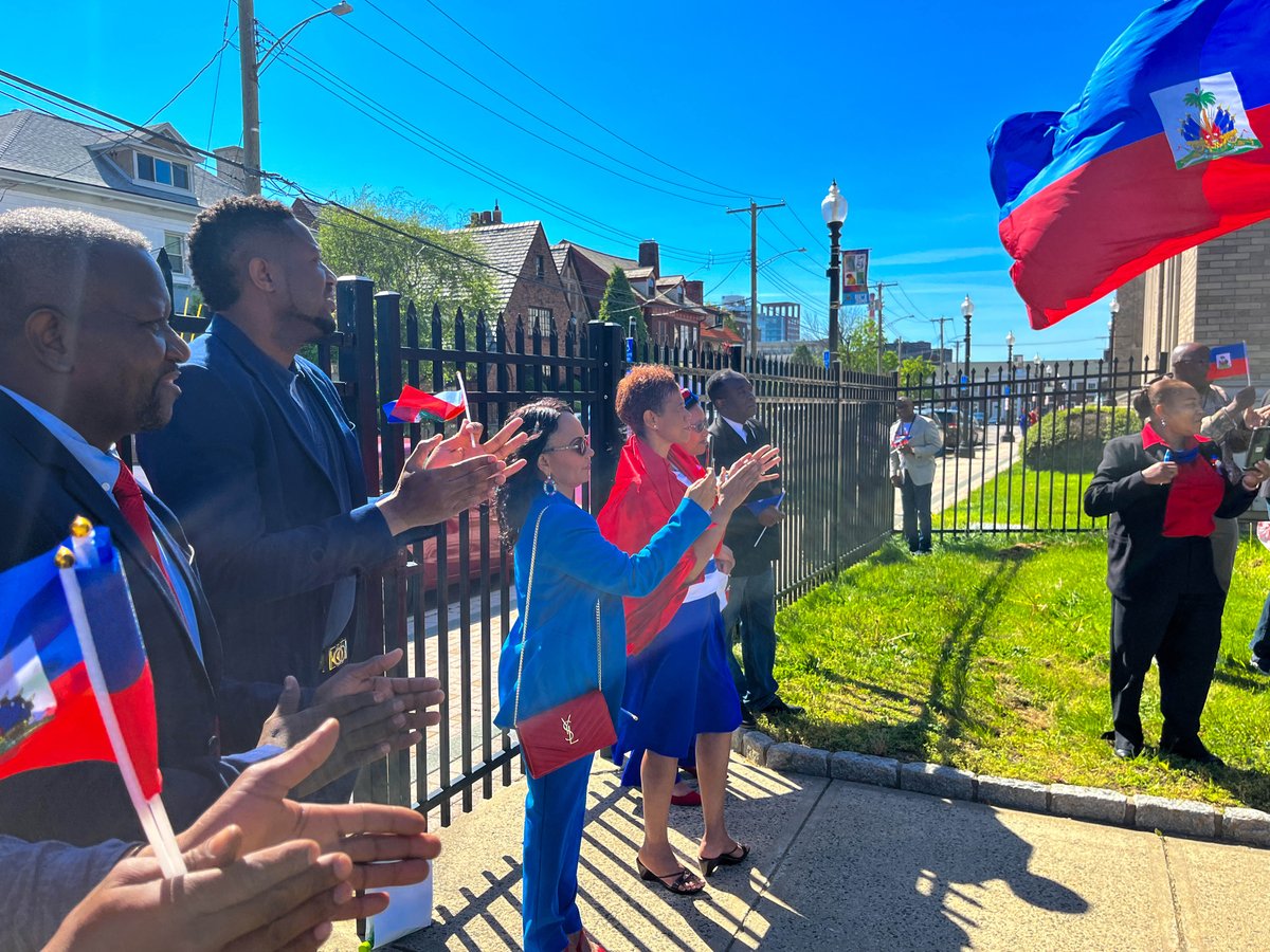 CityofBptCT's tweet image. The 18th of May marked the adoption of the #Haitianflag. Alongside the Haitian Heritage Committee of Connecticut we honored the Haitian flag and the #struggle that it represents.
#UnityMakesStrength #Bridgeport
