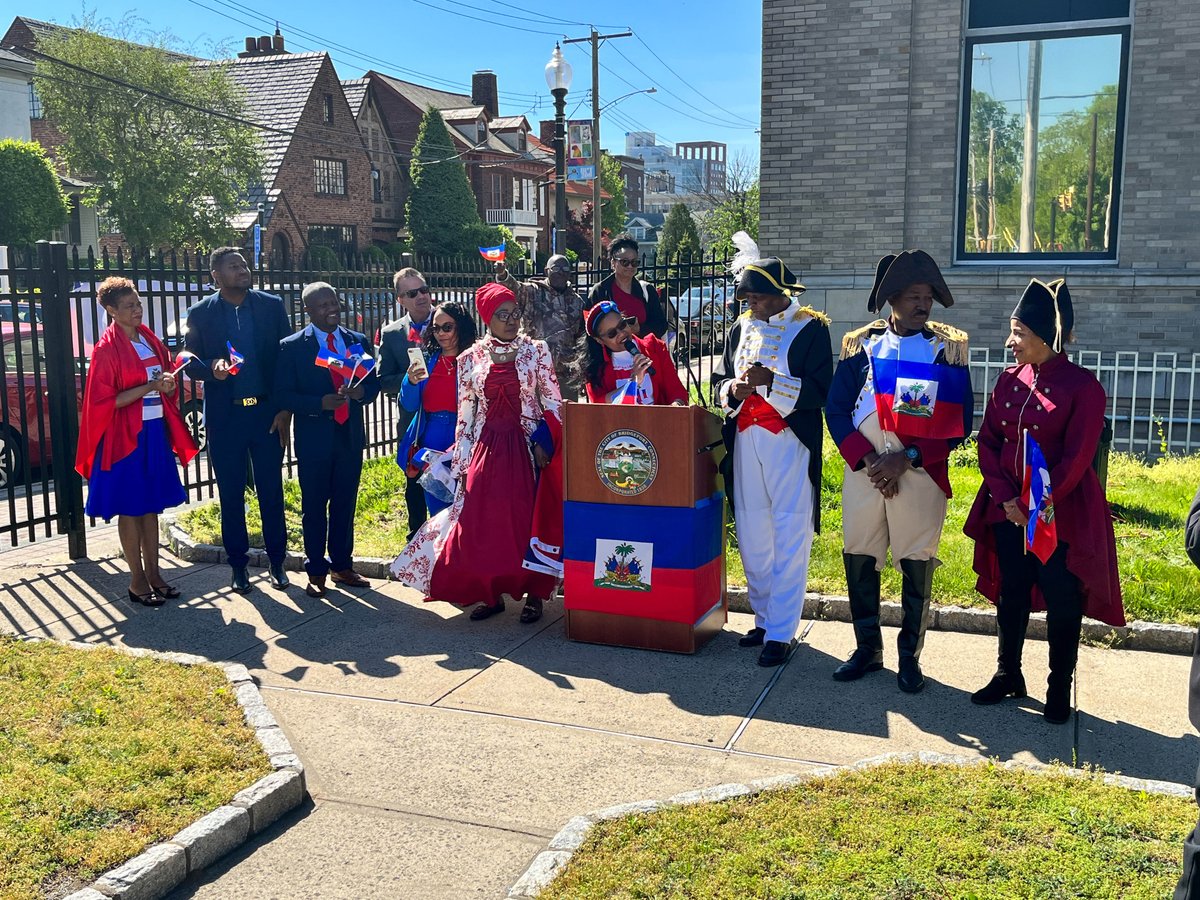 CityofBptCT's tweet image. The 18th of May marked the adoption of the #Haitianflag. Alongside the Haitian Heritage Committee of Connecticut we honored the Haitian flag and the #struggle that it represents.
#UnityMakesStrength #Bridgeport