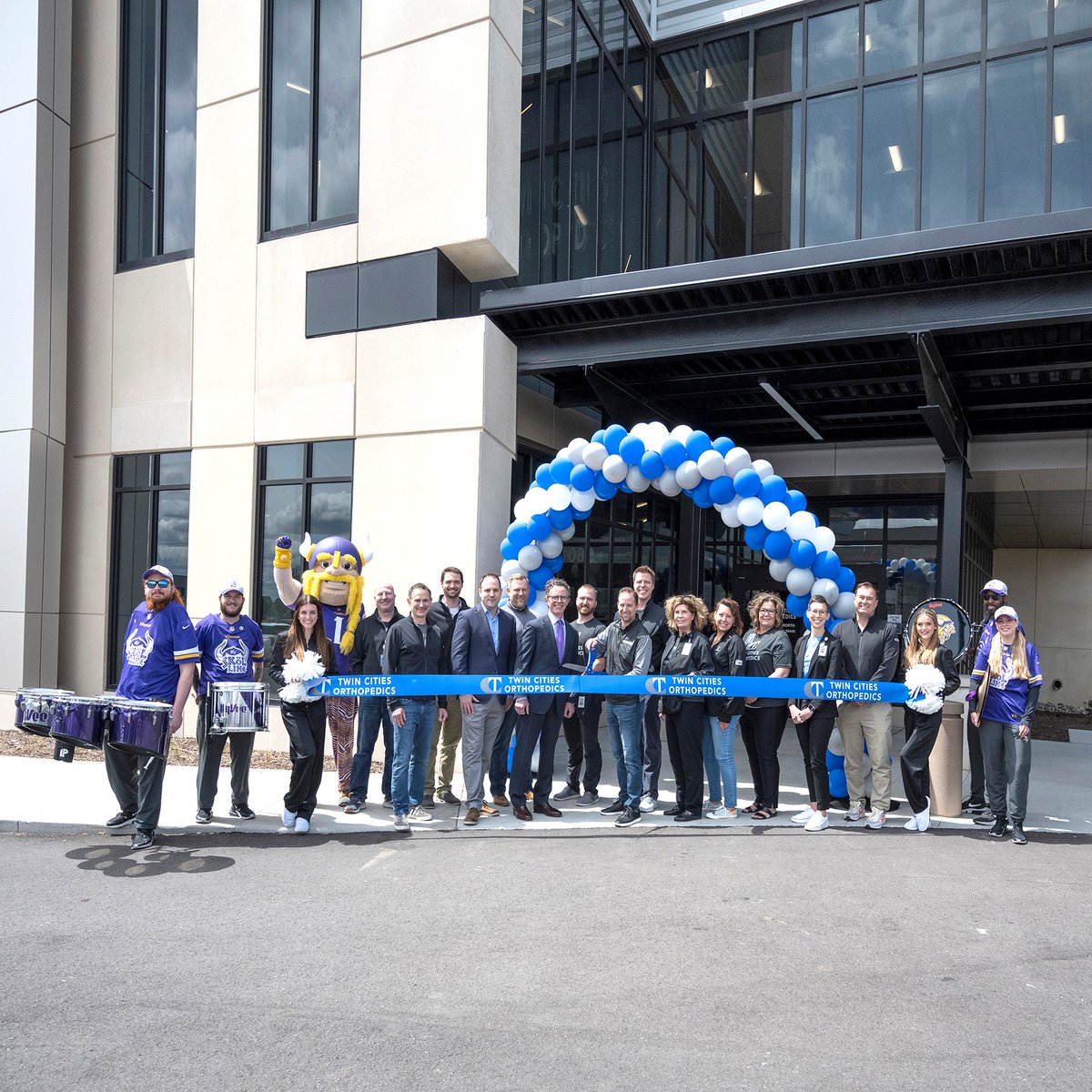 twincitiesortho's tweet photo. .@Vikings star @dalvincook helped us serve up a Grand Opening to remember today at TCO Brooklyn Park!

Thank you to the entire community for coming out and showing your support. Shout out to our physicians and staff who helped make this dream come true. https://t.co/dkOwk3gMwU