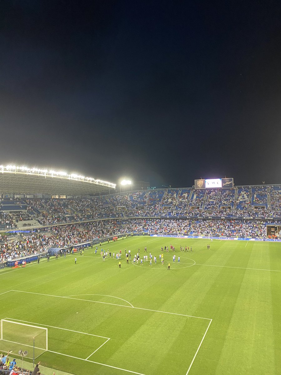 jeketiezo's tweet photo. Este estadio aplaudió a un equipo por caer en playoffs. Hoy pita a un equipo por conseguir la permanencia. La peor plantilla en años. https://t.co/y0tFh6we4M