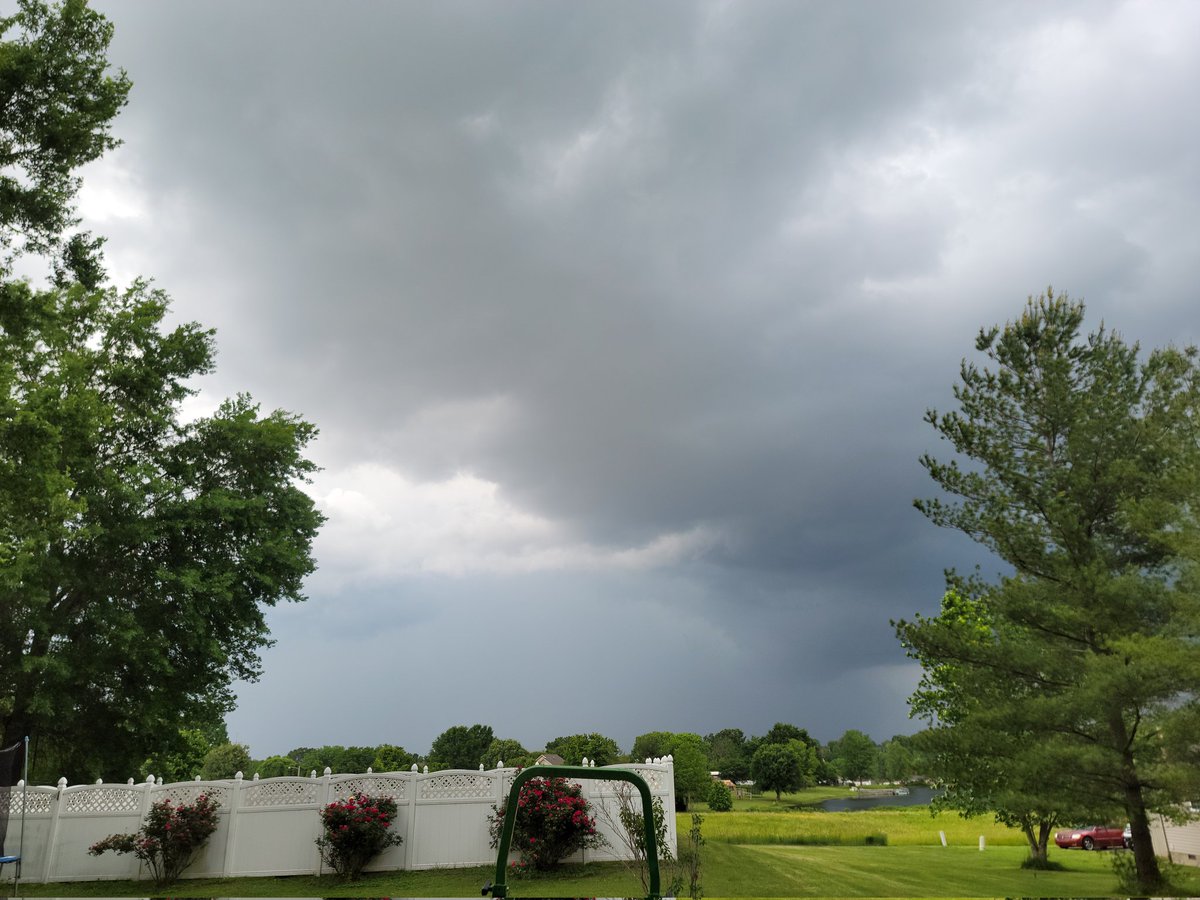 jobes's tweet photo. @ryanhallyall some baby thunder boomers rooling through madisonville ky, a little breezy out here https://t.co/4rKlUTJPqO