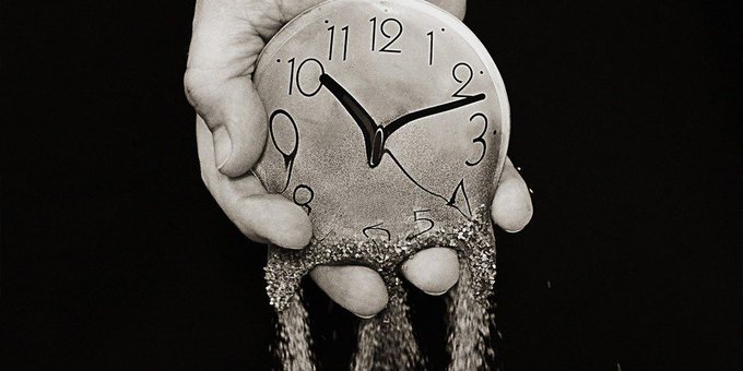 Tabiatın dört mevsimi yanıltmasın  seni ,
İ N S A N  üç mevsimdir .
Geçmiş, şimdi ve gelecek . . .