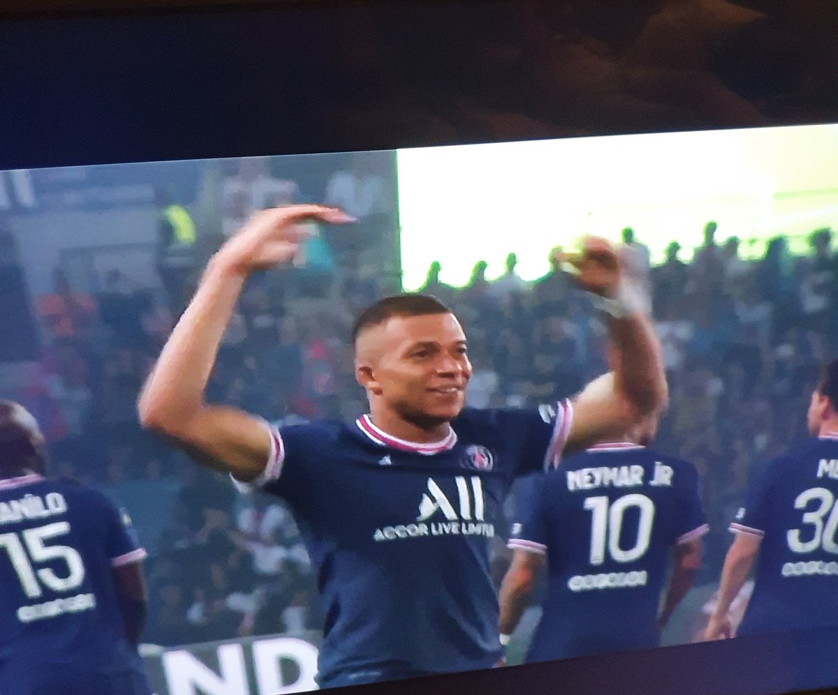 #mbapperealmadrid  3er gol de mbappe . Celebrando su fichaje por el real madrid 🤣