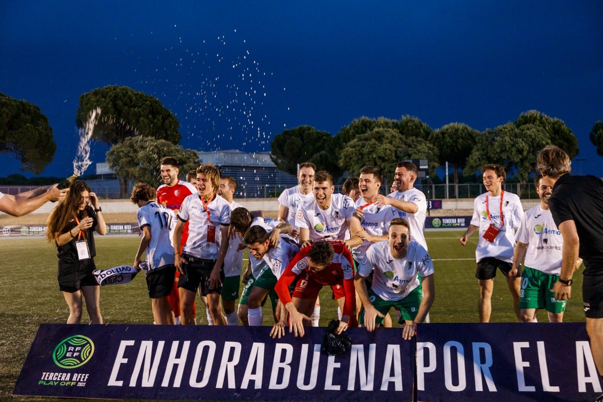 fedriojafutbol's tweet photo. ❤️🤍💚💛
🤍🖤⚽️

LA FELICIDAD @CDAlfaro. Un equipo, un pueblo y un sueño. CUMPLIDO‼️.

ENHORABUENA ‼️

#CrecemosJuntos https://t.co/y6o1m0DTg6