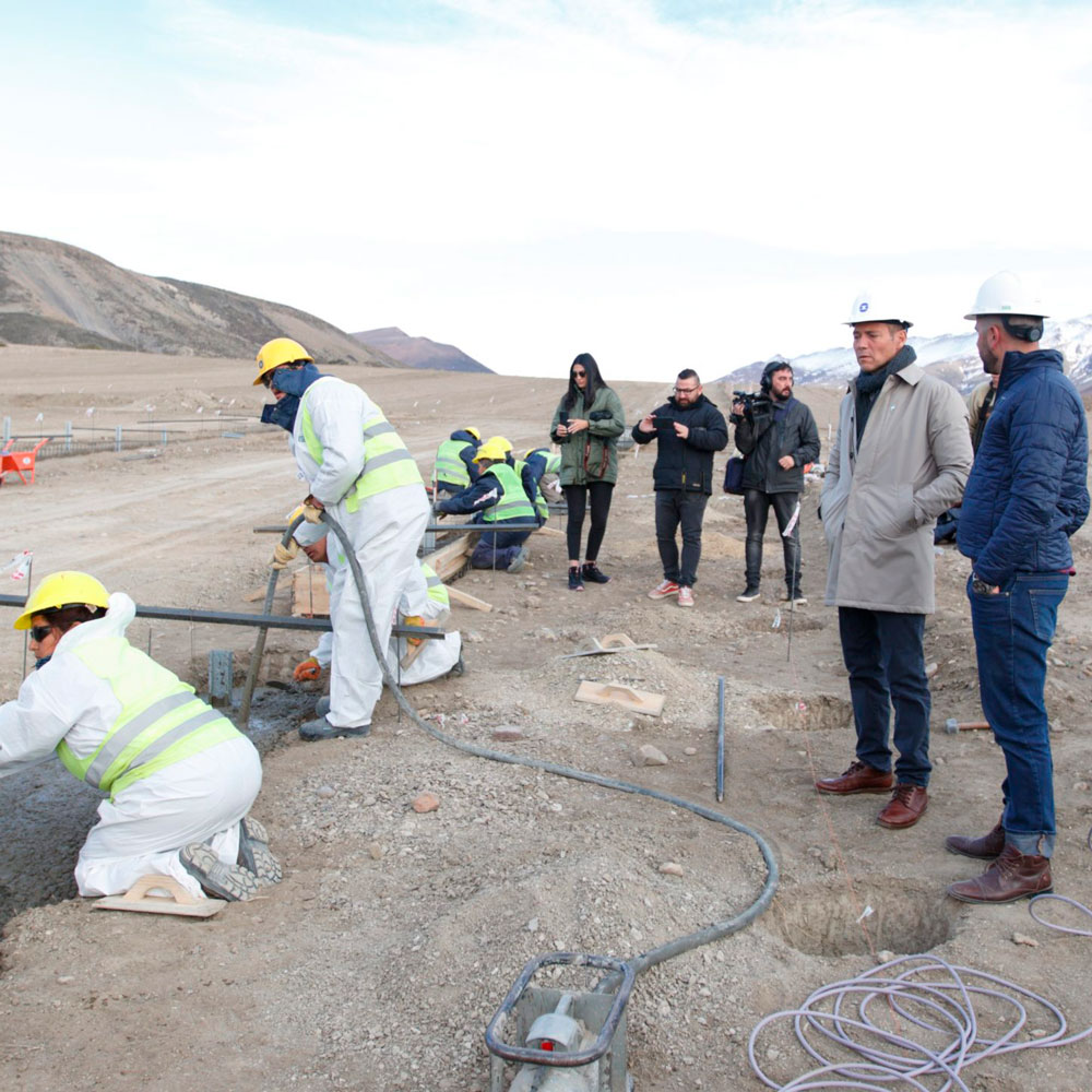 ADINQN's tweet photo. El gobernador Omar Gutiérrez supervisó los avances de las obras del Parque Fotovoltaico del Alamito y confirmó que comenzará a operar en julio próximo. En la 1°etapa la producción será de 1,2 MW, pero el parque solar estará preparado para llegar a 3 y 6 MW en etapas posteriores. https://t.co/7fI9rtKKeo