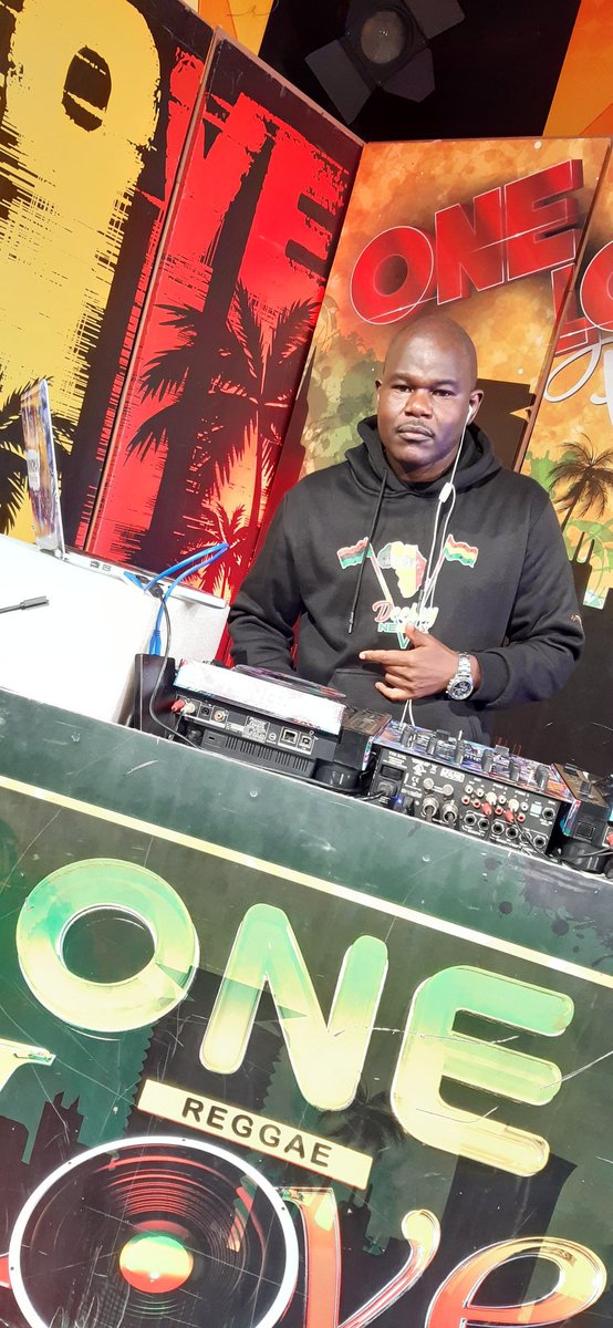 Bazenga mwenyewe <a href="/Nebbadeejay/">deejaynebba</a> pale na mix tamu kwa #OneLove 🔥🔥