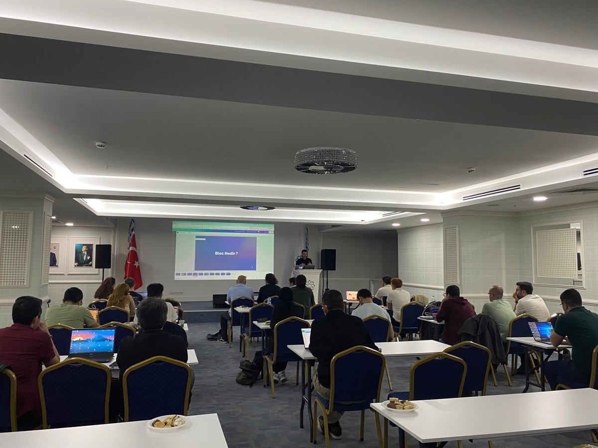 Flutter_Turkiye's tweet image. Ankara Workshop etkinliği harika geçti 🎉🔥🚀💫! 

Flutter hakkında konuşup, beraber kod yazmak çok keyifliydi. @kadriyemct, @fthdmirrr, @mikailkse0 ve katılan herkese çok teşekkür ederiz. 💙💙💙

#flutter #flutterworkshop #flutterturkiye