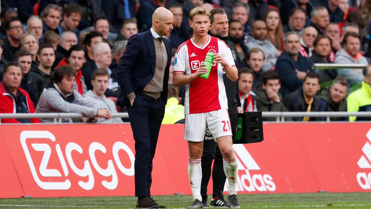 UtdActive's tweet photo. 🚨🇳🇱| Breaking:

Frenkie de Jong told the fans outside the Camp Nou that he wanted to say goodbye.

[@gerardromero] #MUFC 🔴 https://t.co/RLN8XIpwN2
