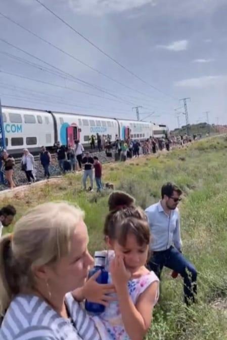 xikichris's tweet photo. Viajeros de @OUIGO_Es abriendo ellos las puertas exteriores y bajando por el balastro sin medidas de seguridad. Y después la gente se pregunta para qué sirve el personal a bordo, formado y profesional. No es lo mismo viajar en low cost que viajar en @Renfe x este tipo de cosas! https://t.co/DRLTvoSmPh