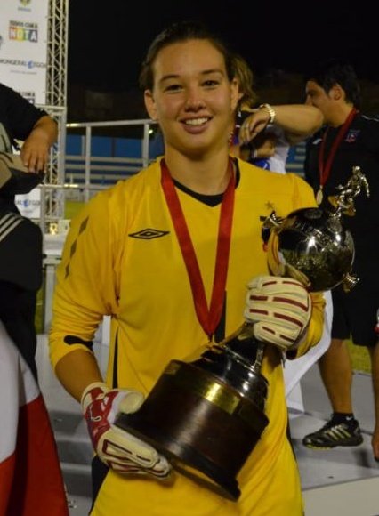 giraltpablo's tweet photo. ❌Elías Figueroa
❌Iván Zamorano 
❌Marcelo Salas
❌Alexis Sánchez 
❌Arturo Vidal
✅Christiane Endler

Primera persona nacida en Chile 🇨🇱 que logra ganar la Copa Libertadores y la Champions League. Histórica ⚽. https://t.co/8FggdtXJJG