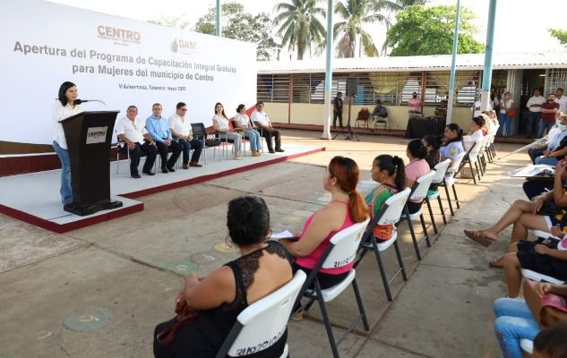 TabascoHOY's tweet photo. #EntérateTH🗣️| La presidenta municipal de #Centro, @YolandaOsunaH, formalizó el inicio del Programa de Capacitación Integral Gratuito para Mujeres.
https://t.co/Kkp9IhGwiF https://t.co/kajZ25Hx72