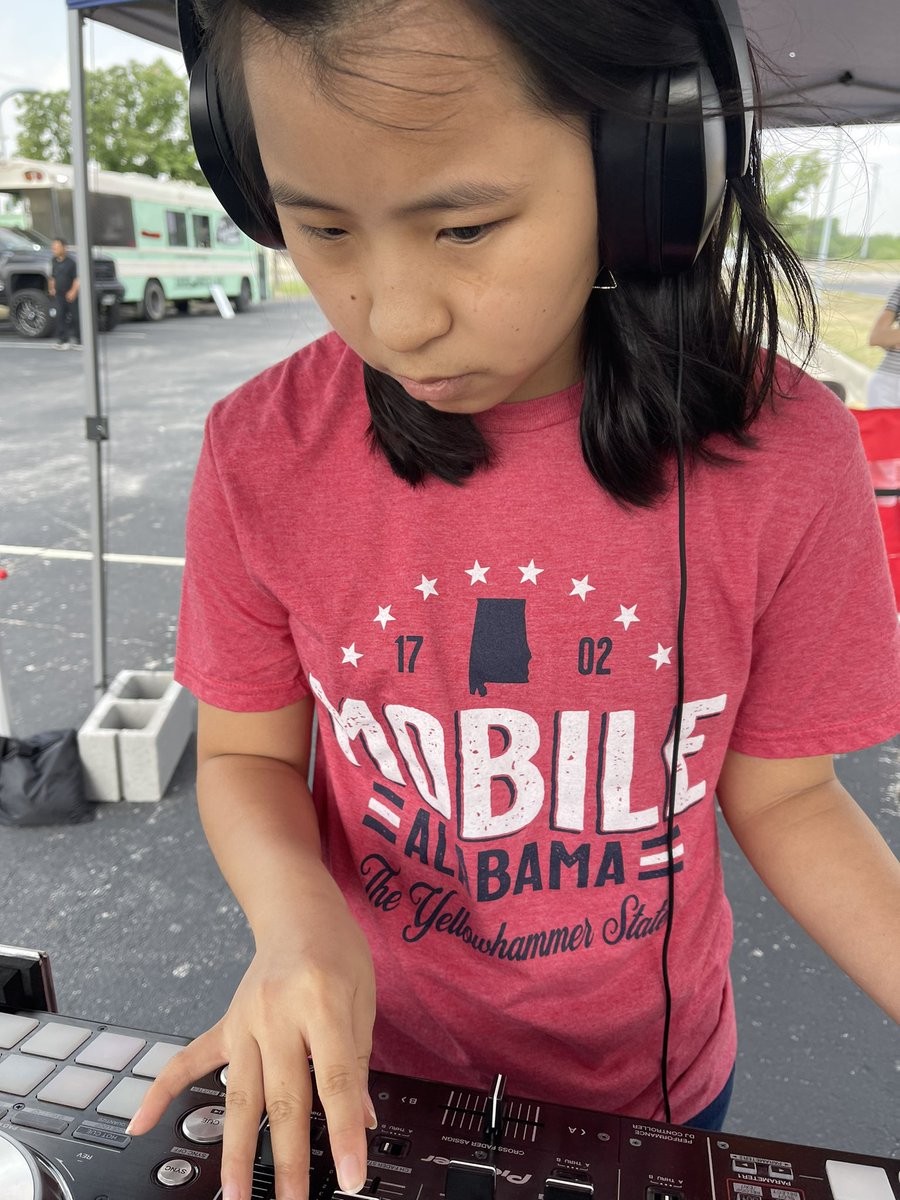 the_am_project's tweet photo. Thank you to @GirlsIncSATX for booking our all girl line up for your 16th Annual: Rocket Into the Future Science Festival 🚀 presented by @USAA. Trinity, KeLi, Moni the DJ and DJ Lil@Beats, you girl’s we’re awesome 👏 https://t.co/GzrEIVV2Zb