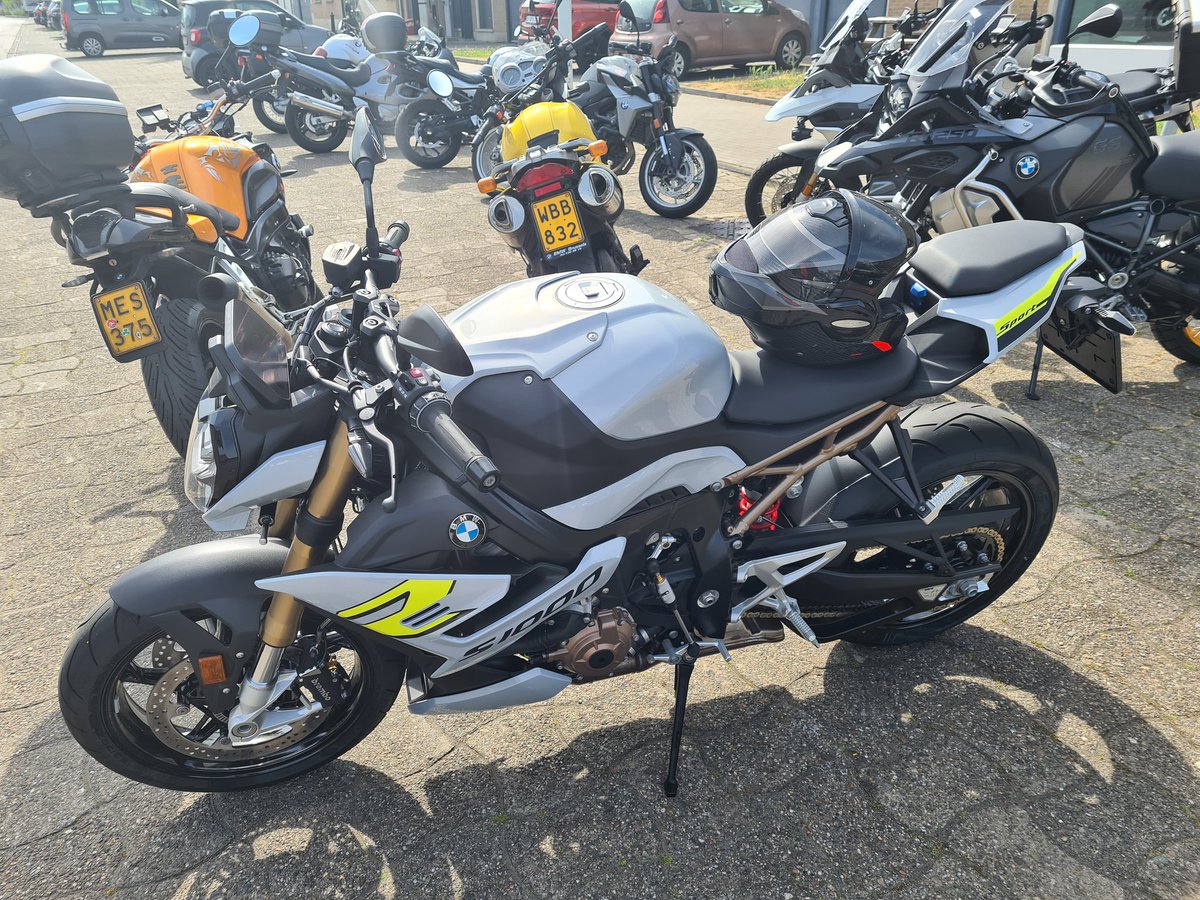 Diabolosyl's tweet photo. Un fameux essai cette BMW S1000R ! #scorpionsport #exotech #bmwmotorrad #bmws1000r #racergloves https://t.co/wgre7I80Mk