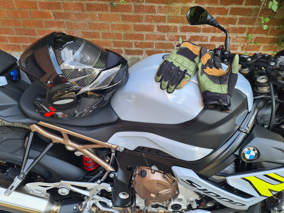 Diabolosyl's tweet photo. Un fameux essai cette BMW S1000R ! #scorpionsport #exotech #bmwmotorrad #bmws1000r #racergloves https://t.co/wgre7I80Mk