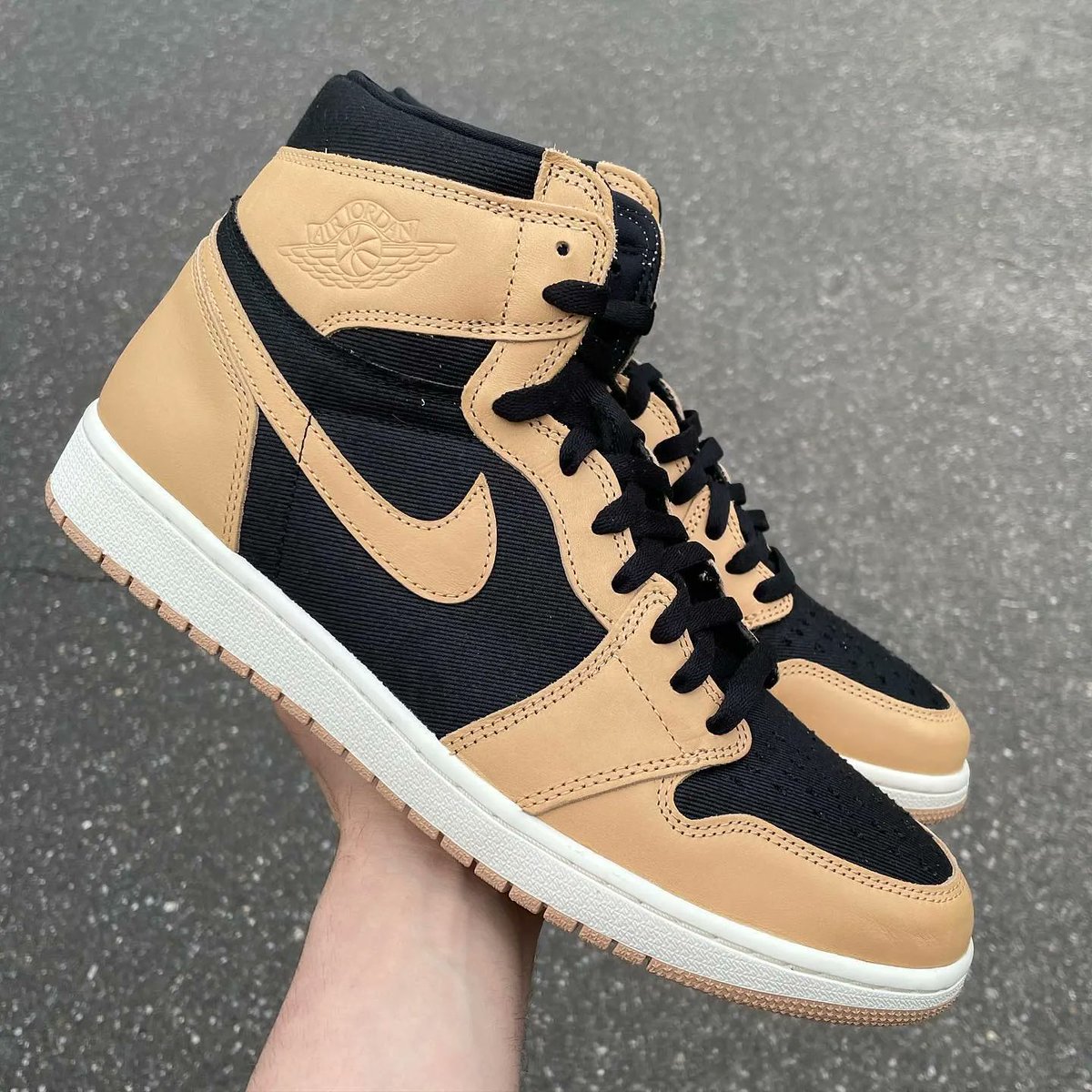TheSiteSupply's tweet image. Air Jordan 1 High OG “Heirloom” 👟 

🗓️ September 17th, 2022

💸 $170

📸 chickenwop_ IG
