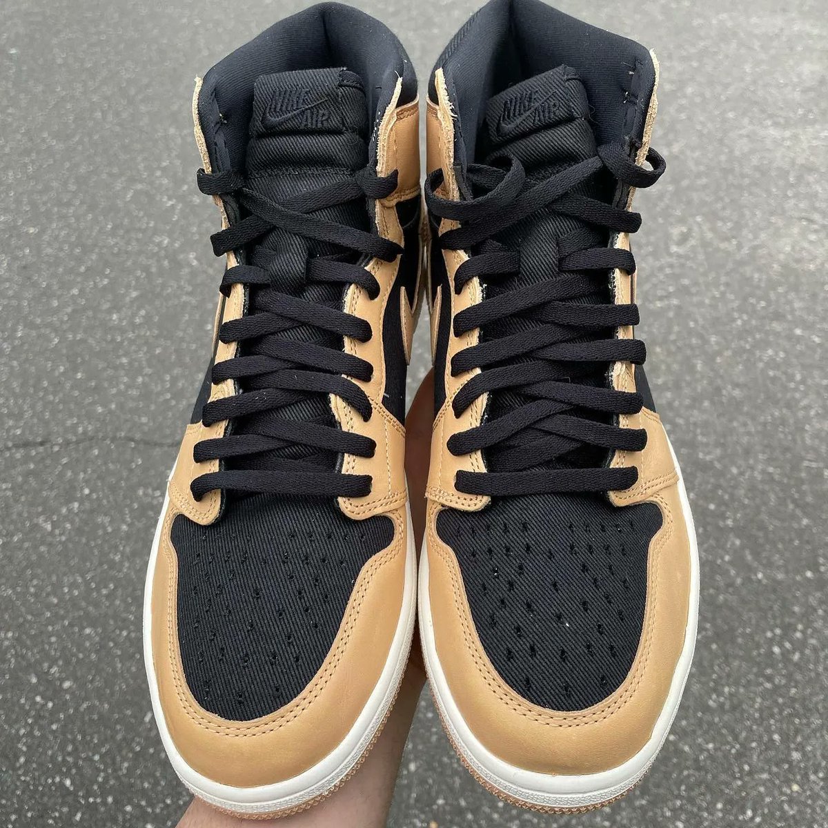 TheSiteSupply's tweet image. Air Jordan 1 High OG “Heirloom” 👟 

🗓️ September 17th, 2022

💸 $170

📸 chickenwop_ IG