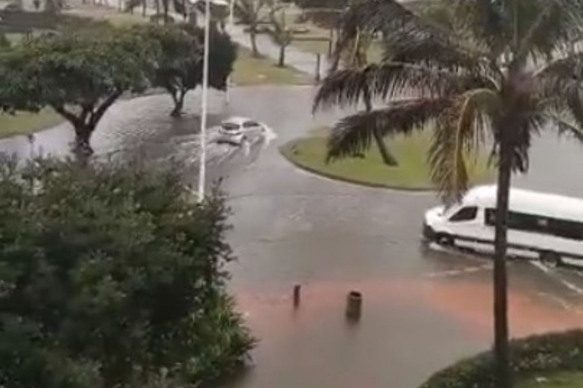 TheCitizen_News's tweet photo. WATCH KZN Floods: Zikalala urges communities to evacuate high risk areas #KZNFloods #Durban 

https://t.co/Y3fXCDRP4z https://t.co/URXovG1U8W