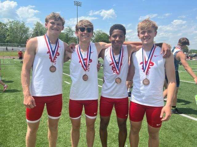 GarrettVarano's tweet photo. 4x1 team is off to states @ColeDSpears11  @Xavier_D10 @mfarronato_1 https://t.co/iYAtvnNP7m