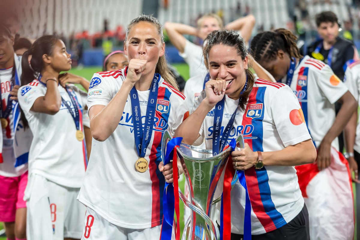 ❤️💙 A mum & a mum-to-be winning the #UWCL...inspiring! 🏆👶 @sarabjork18 x @AmelMajri7 👶🏆 #UWCLfinal