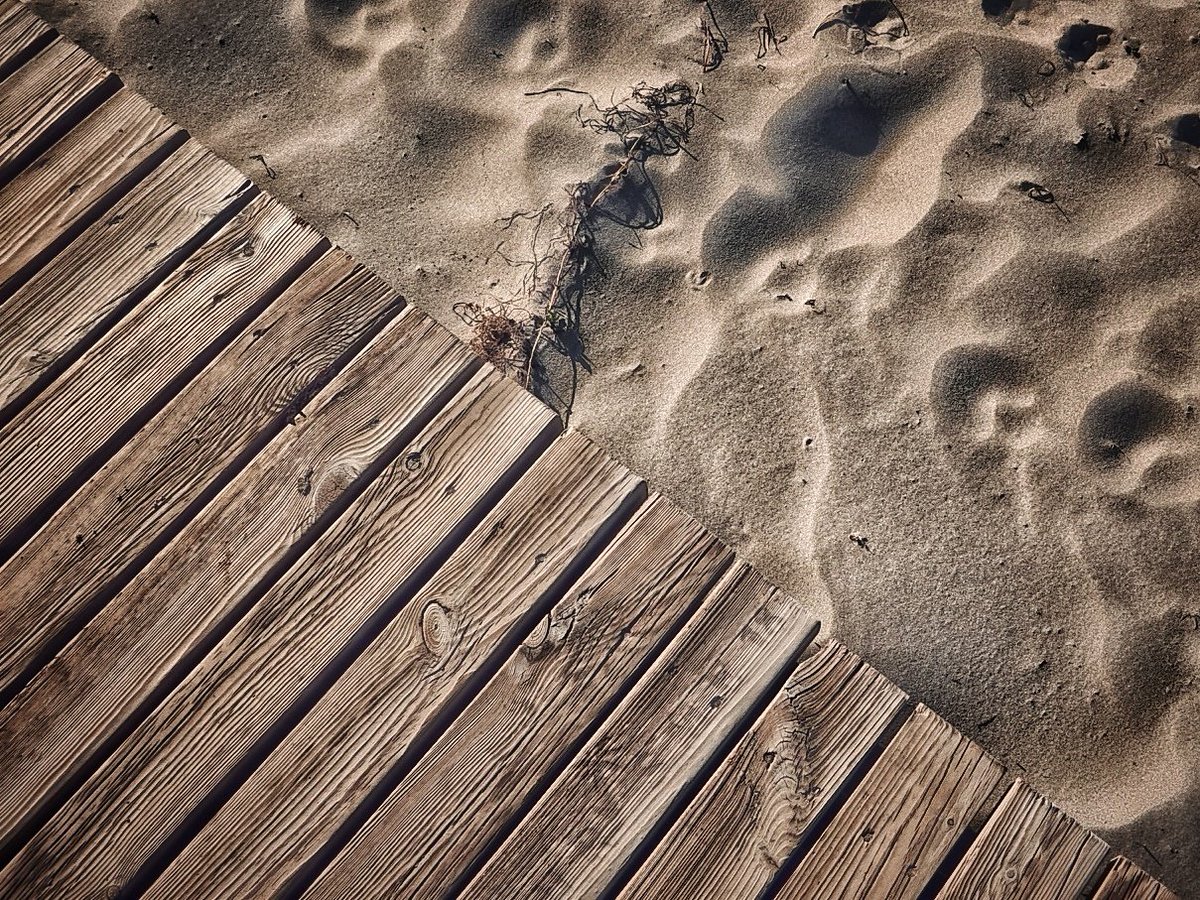 12/52 VERANO. El verano ya está aquí, con su sol y su fiesta. Para mí el verano es arena y playa y también olvidar preocupaciones, aunque sea por un momento. Playa de San Juan (Alicante).