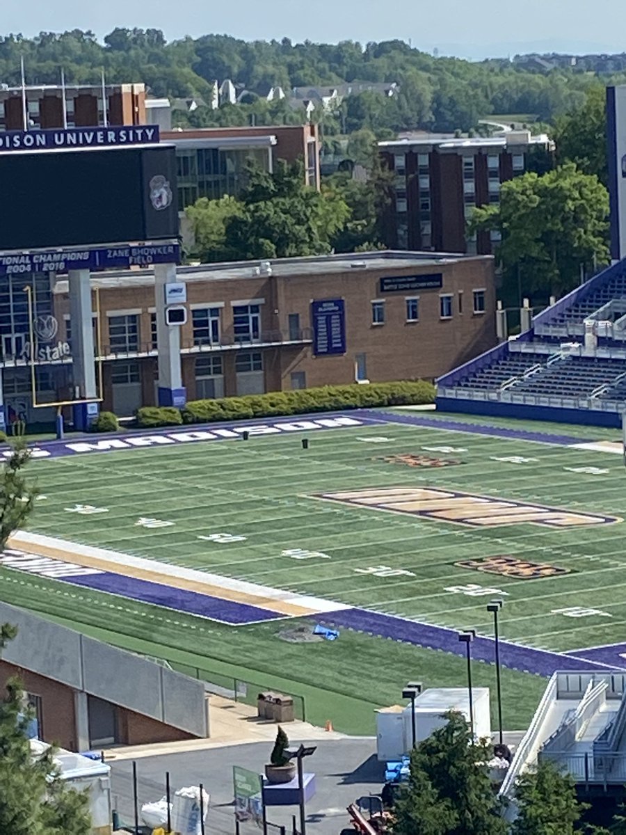 KelQueenOfCakes's tweet photo. Look what I spy on the field. . . ☀️ 💜💛🏈💛💜☀️ #GoDukes https://t.co/5UuWj7NwdW