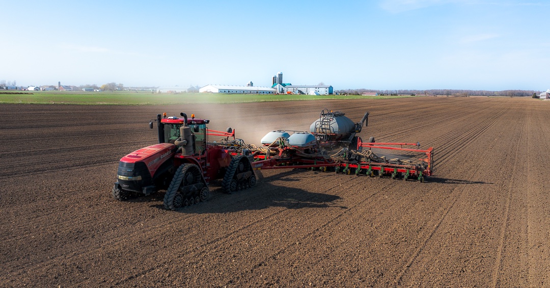 __brmedia's tweet photo. Corn ‘22
Case 470 QuadTrac planting with a 24 Row Corn Planter 

#farming #agriculture #ontag #case #quadtrac #plant22 #cornplant  #planting #drone #aerial #photography #videography #dronephotography

@Berlett_Farms 
@Case_IH 
 
05.10.2022
1/3 https://t.co/zkAy3Ldc3B