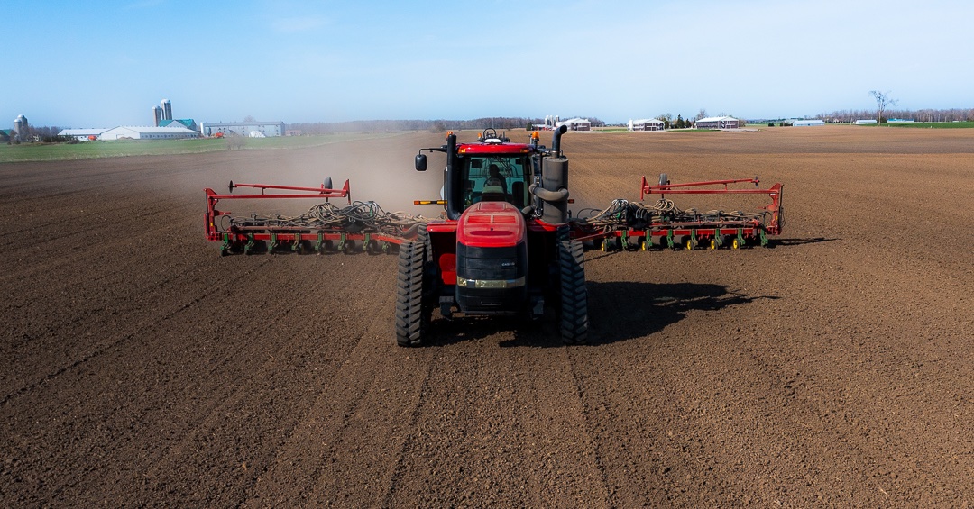 __brmedia's tweet photo. Corn ‘22
Case 470 QuadTrac planting with a 24 Row Corn Planter 

#farming #agriculture #ontag #case #quadtrac #plant22 #cornplant  #planting #drone #aerial #photography #videography #dronephotography

@Berlett_Farms 
@Case_IH 
 
05.10.2022
1/3 https://t.co/zkAy3Ldc3B