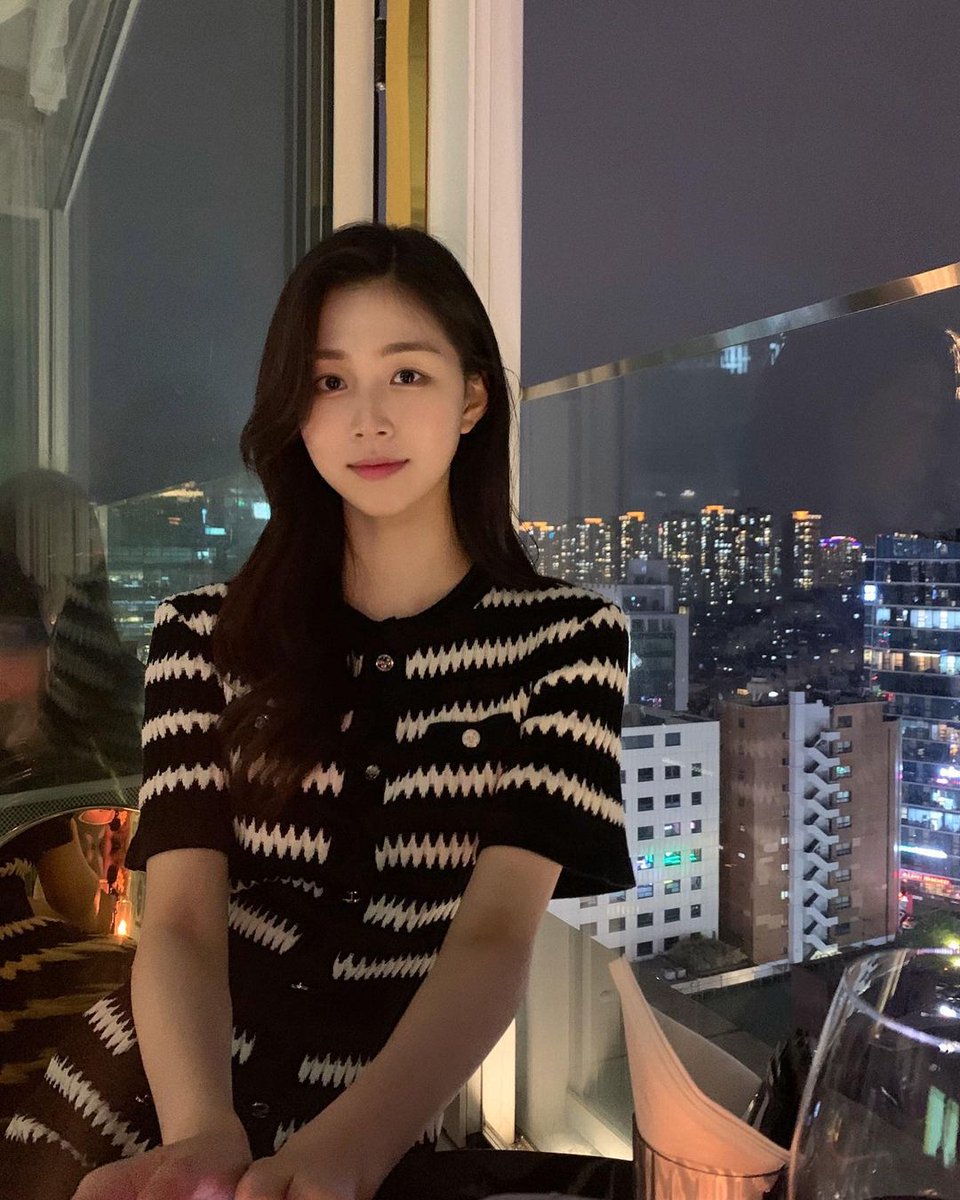 yejlrn's tweet photo. #예지닝: 🍷🖤 https://t.co/U32pnRyyas
