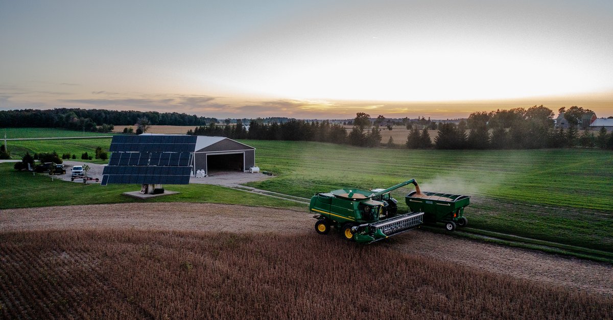 __brmedia's tweet photo. JD 9570 STS working away at the soys under a fall sunset. 

#combining #soybeans #harvest21 #ontag

@JohnDeere
09.19.2021 https://t.co/jyjl4Lbboe
