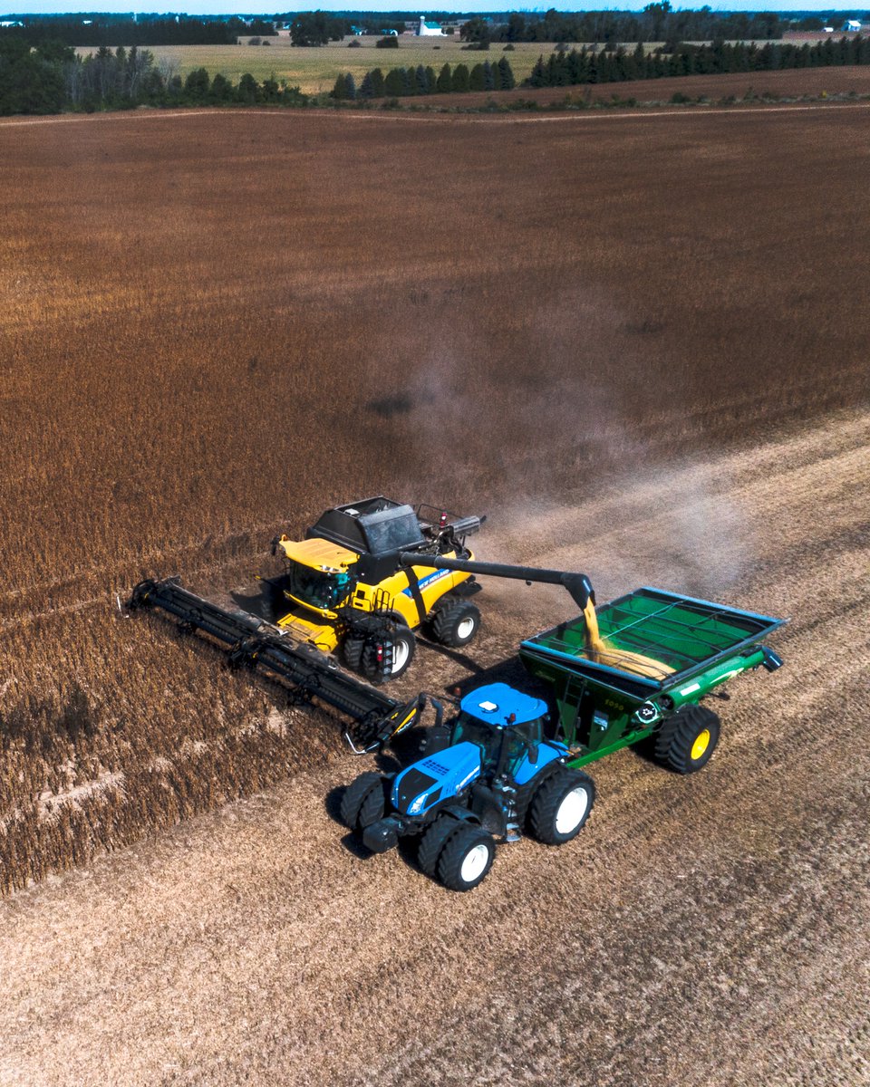 __brmedia's tweet photo. Back when the ground was dry and the yields were high 

#soys #beans #soybeans #harvest2021 #newholland #macdon 

@NewHollandAG  
09.19.2021 https://t.co/nAJj05UD0E
