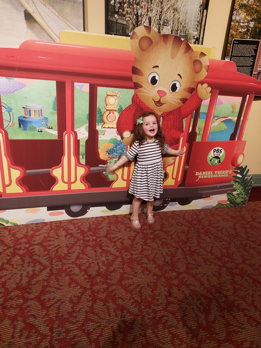 KMSlencak's tweet photo. Fabulous night with #DanielTigerLive. One Mama, two Grandmother's, one Grauntie and one sweet girl. @danieltigertv https://t.co/58eJFBHVhn