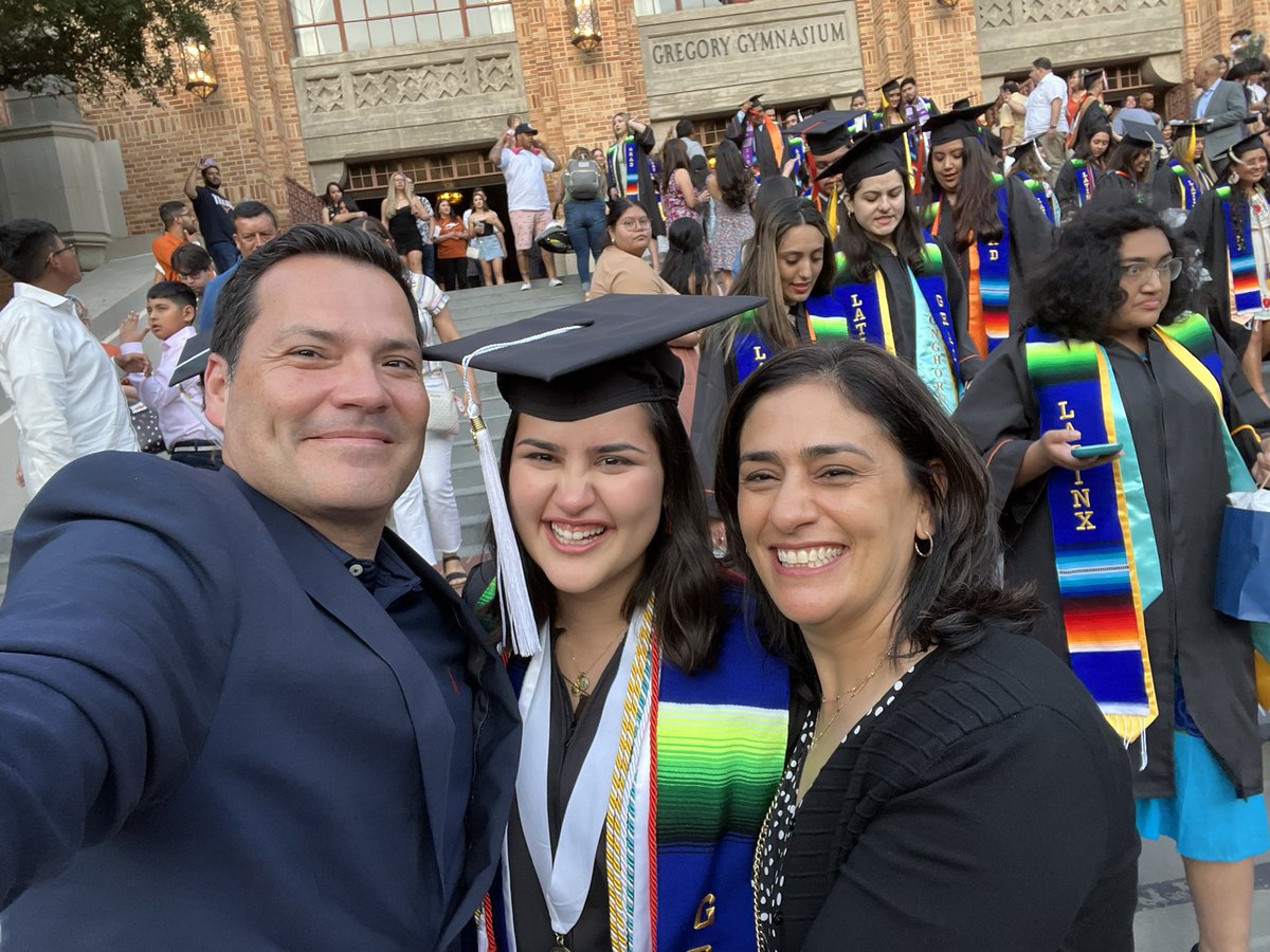 CommishJRod's tweet photo. Let’s gooooo!!! #UTGrad22 #WhatStartsHere https://t.co/TIuwmjbwnt