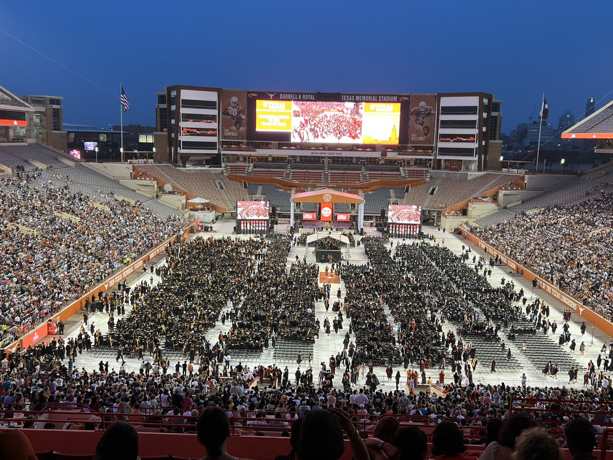 CommishJRod's tweet photo. Let’s gooooo!!! #UTGrad22 #WhatStartsHere https://t.co/TIuwmjbwnt