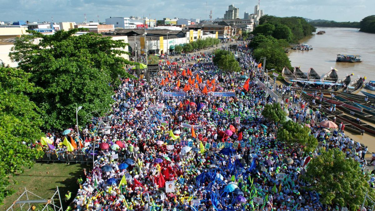 jorgepimientape's tweet photo. Multitudes le dan la bienvenida  a @FicoGutierrez en #Monteria 
@aydeelizarazoc @PartidoMIRA https://t.co/VWl2IjIzVI