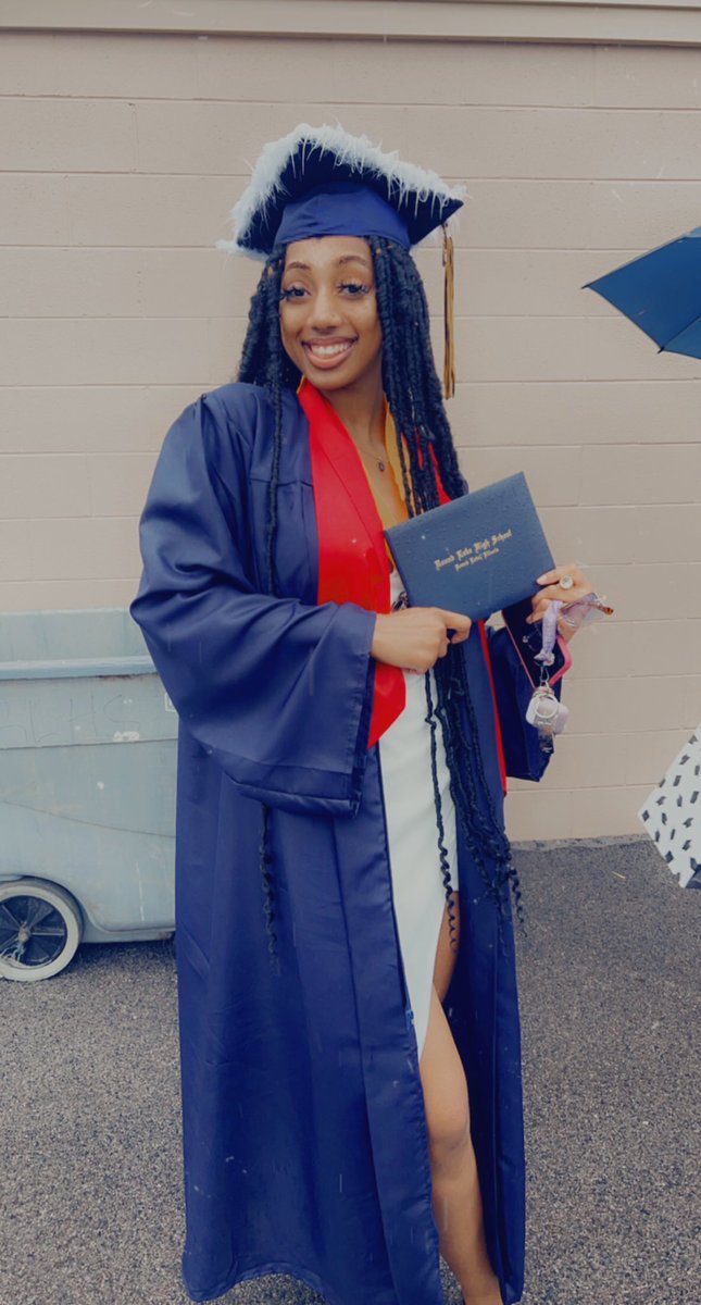 k_love002's tweet photo. Ready for the next chapter!!  C/O 2022 RLHS @RLGirlsBBALL  @AthleticsRL @MortonJCWBB https://t.co/GinvBF9JQ3