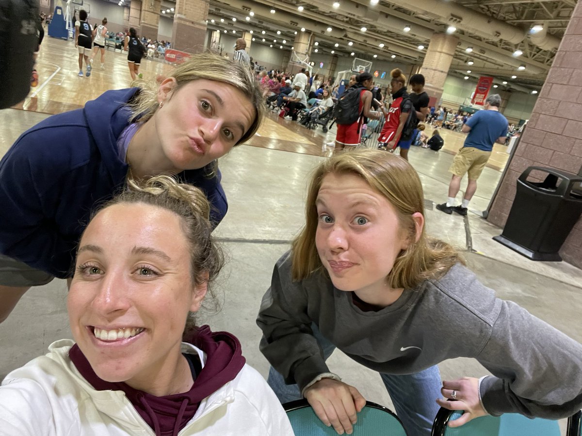 Nothing like seeing some Rams on the road! 🤩🤝 <a href="/annadewolfe20/">Anna Dewolfe</a> <a href="/SarahhKarpell/">Sarah Karpell</a>