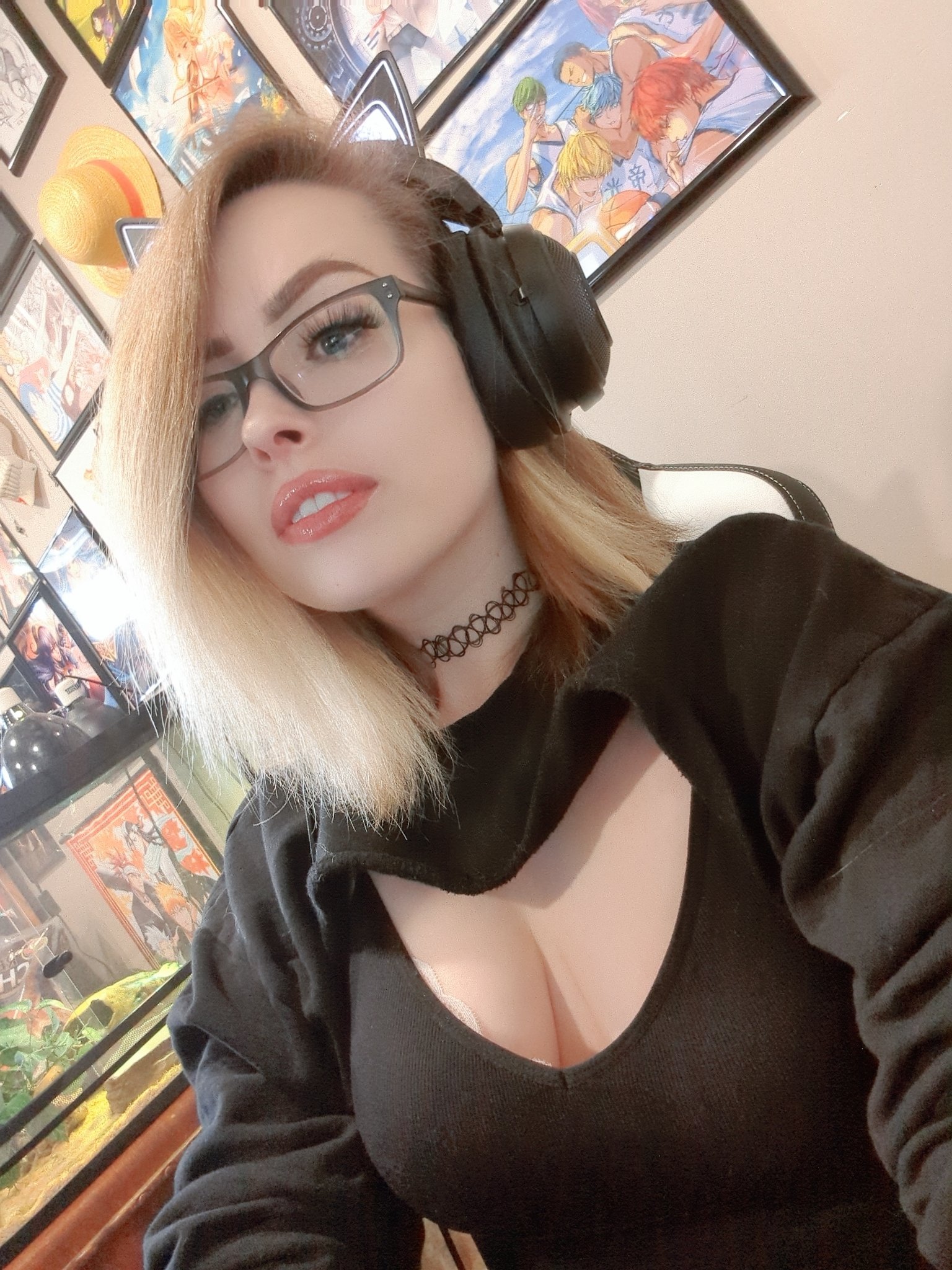 look into the window of my boobs https://t.co/LaZ5bO8xvL
