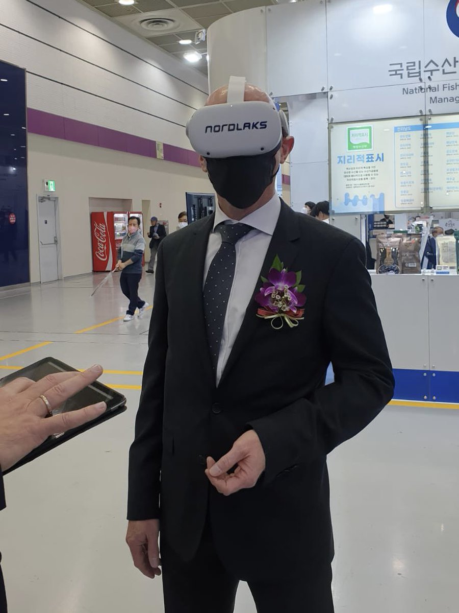 Norway takes pride in being a reliable supplier of healthy and fresh seafood to Korean consumers! Honored to take part in the opening of Seoul Seafood Show with key actors from both countries. Great VR experience from Nordlaks! 🇰🇷🇳🇴🐟<a href="/mofkorea/">해양수산부</a> @Seafood_Norway <a href="/TheMFDS/">식품의약품안전처</a> <a href="/NFdep/">Nærings&fiskeridep</a>