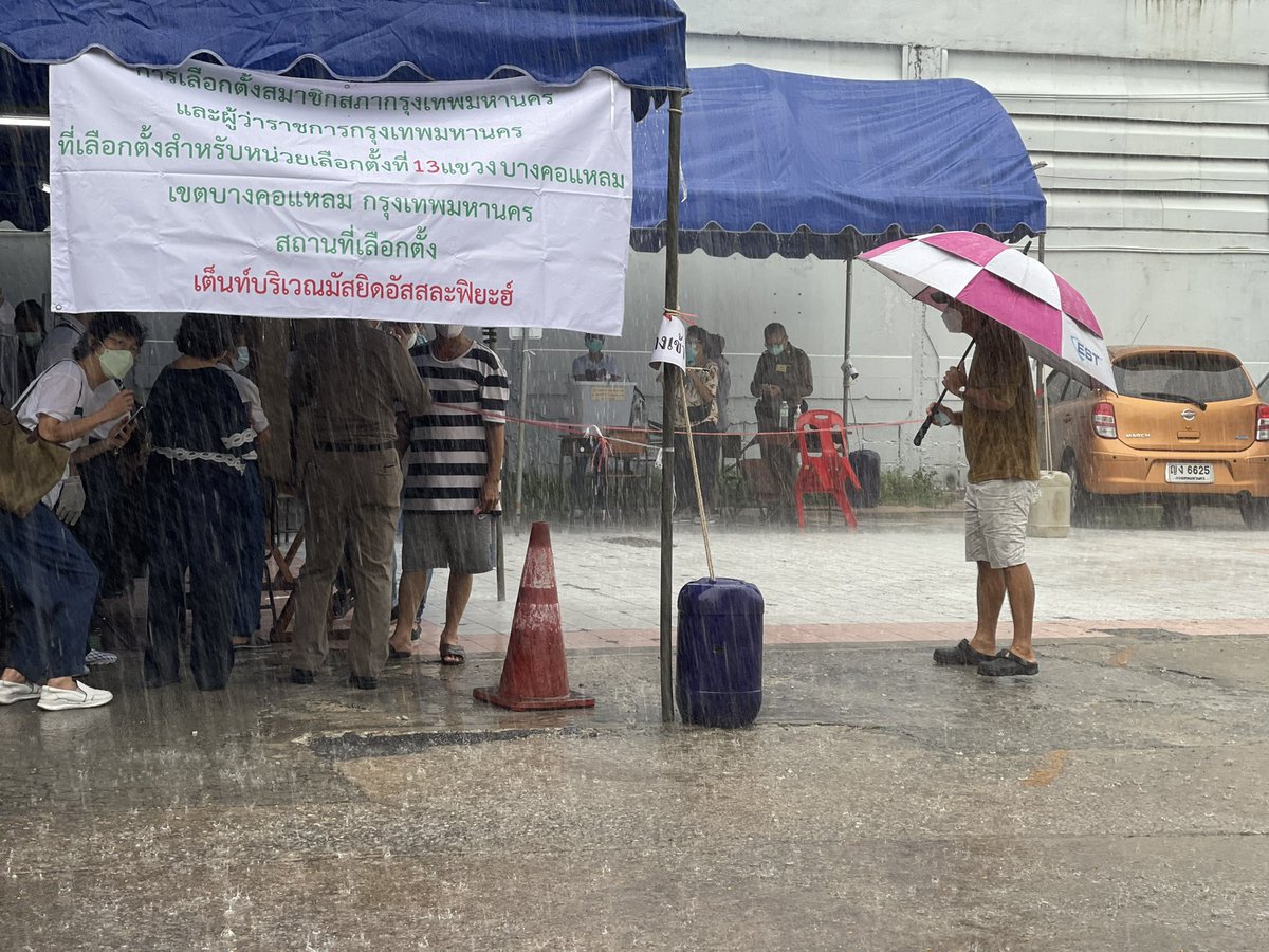 wp5904's tweet photo. แม้ว่าฝนจะตกแต่ก็ไม่เป็นอุปสรรคของผู้มาใช้สิทธิ์ บางคนบอก "อุตส่าห์มาแต่เช้า ยังหนีไม่พ้นฝนตก"  #เลือกตั้งผู้ว่ากทม65 https://t.co/4qF0TuLoGT