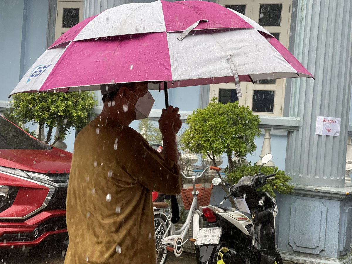 wp5904's tweet photo. แม้ว่าฝนจะตกแต่ก็ไม่เป็นอุปสรรคของผู้มาใช้สิทธิ์ บางคนบอก "อุตส่าห์มาแต่เช้า ยังหนีไม่พ้นฝนตก"  #เลือกตั้งผู้ว่ากทม65 https://t.co/4qF0TuLoGT