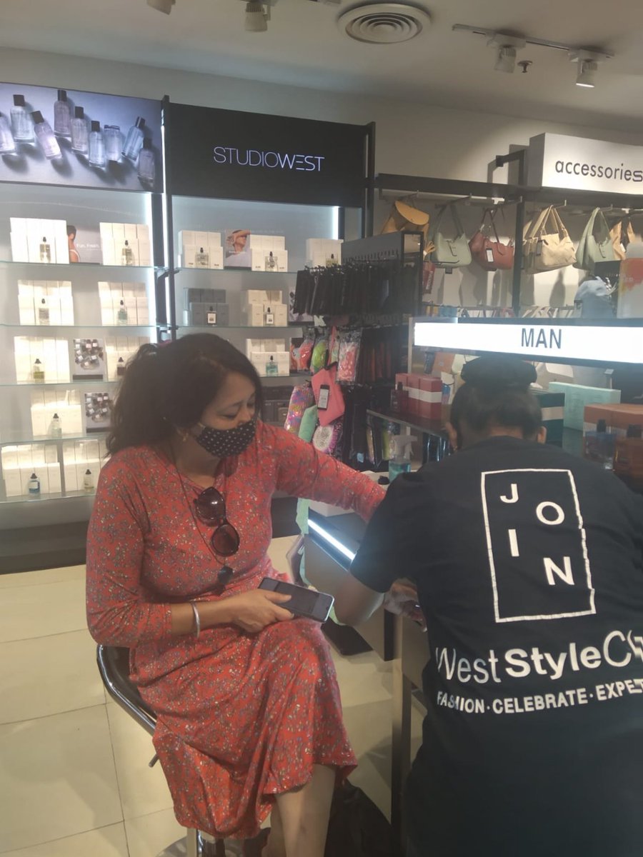 rashmi211's tweet photo. Thanks @MyStudioWest  
ENJOY EVERY BIT OF LIFE COMING YOUR WAY!कल हो न हो! When u r  requested to hv free services of Eye Makeup n Nail Pampering.😅☺🤗🌹😍🤭I decided to go for them! #nailpampering #eyemakeup #authorlife  #pampering #salon #beauty #naturallooks #fashion  #style https://t.co/edcwTtDXTU