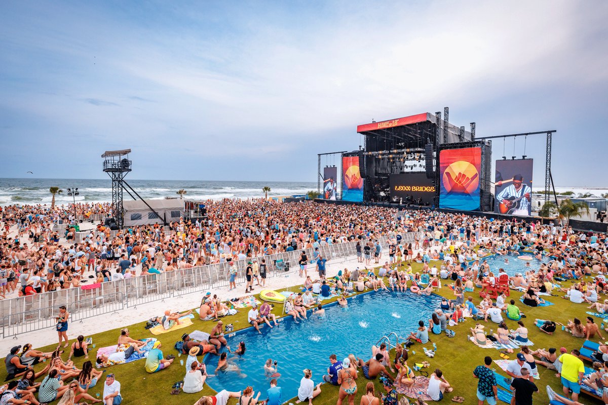 Pool party with <a href="/leonbridges/">Leon Bridges</a> ✨
