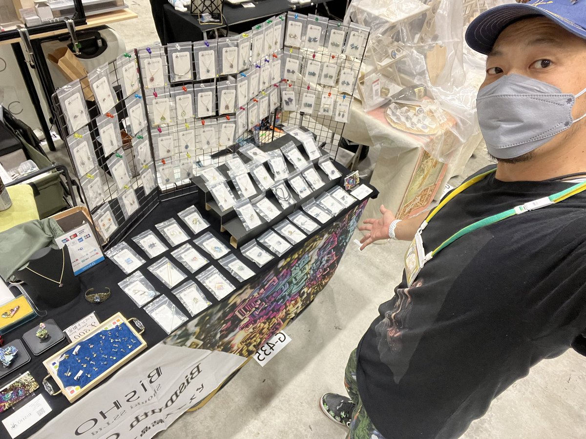 shika_shouki_ss's tweet photo. 2日目スタート‼️

 #デザフェス 
 #デザフェス55 
 #ビッグサイト 
 #ビスマス 
 #ビスマス結晶 
 #BiSHO https://t.co/Vev94h9rMo