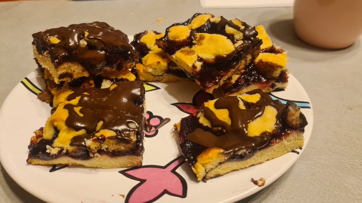 Pogotowie_IT's tweet photo. To można coś słodkiego zjeść #ciasteczka #kruche z #konfiturą i #polewą #czekoladową  🍪 https://t.co/zeVvwLEdyz