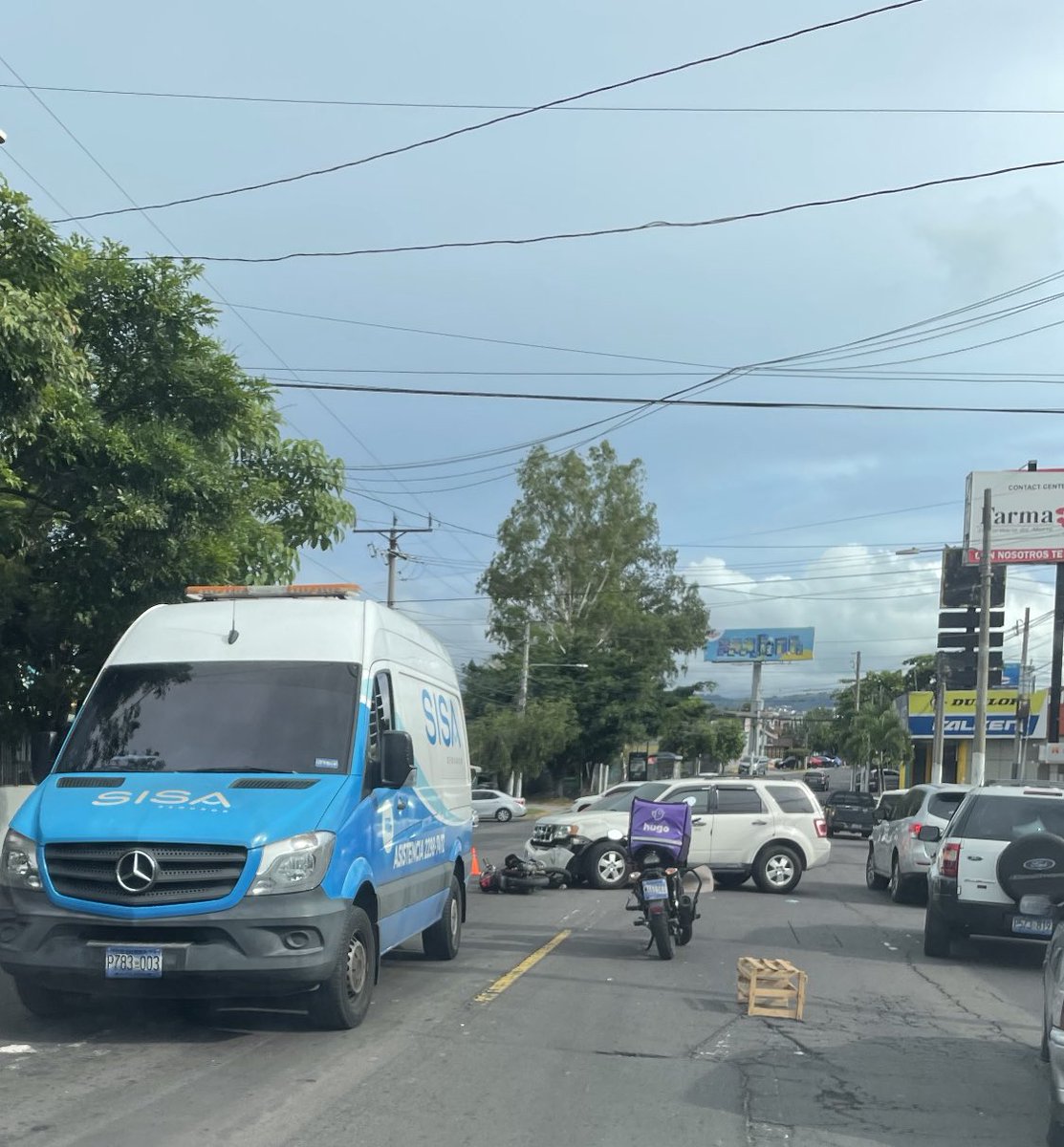 LPiri's tweet photo. Accidente en la Av Bernal entre la San Antonio y sisimiles. @eltraficosv_ @alertux @ https://t.co/nviAWI4aWk