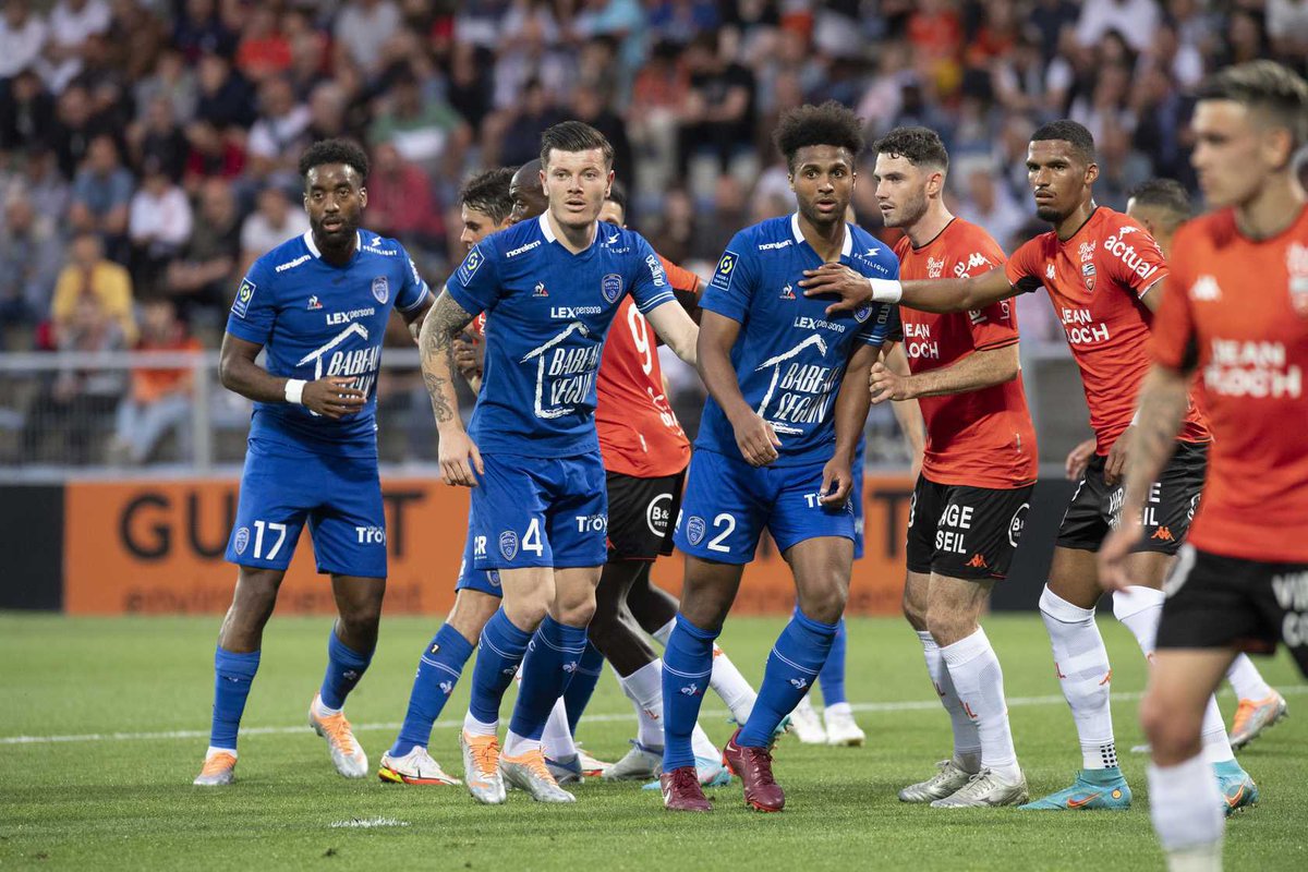 g_biancone's tweet photo. Match nul pour la dernière cette saison! Maintenant place aux vacances 🤜🏼🤛🏼🔵⚪️ @estac_officiel #GLB4 https://t.co/R6K14MO89E