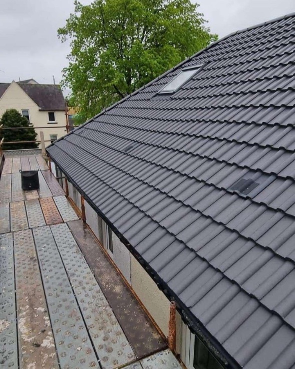LomondImproves's tweet photo. Wow! Look at this AMAZING transformation!!!!! 🥰

- Marley Tiles
- John Brash Battens 
- Vapour Permeable Membrane 

Installing a new roof doesn't only REDUCE the increasing heating costs, it also INCREASES the value of your property. It is a massive investment!!! 💸💥👏 https://t.co/YygyInjKIG