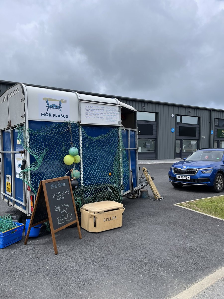siandaviesfood's tweet photo. Diwrnod cynta gwych i’n menter newydd yn @CwrwLlyn Dilynwch @morflasus_cymru am ddiweddariad lleoliadau nesaf. Diolch am eich cefnogaeth. 👍🦀🦞#welshseafood #bwydmorcymru https://t.co/4tNnSLBFzk
